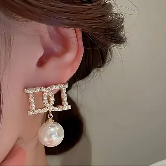 Vintage Pearl and Gold Jewelry Set - Picture 6 of 7